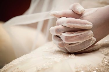 結婚式で新婦がグローブを付ける意味と、おすすめの選び方を解説！